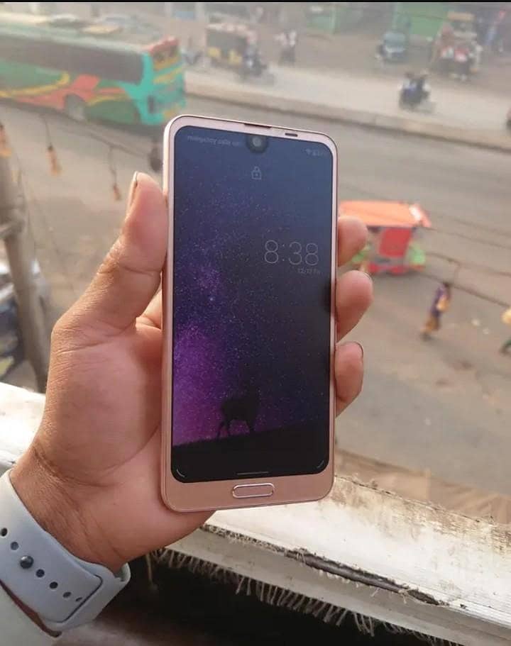 Sharp Aquos R2 back break 1