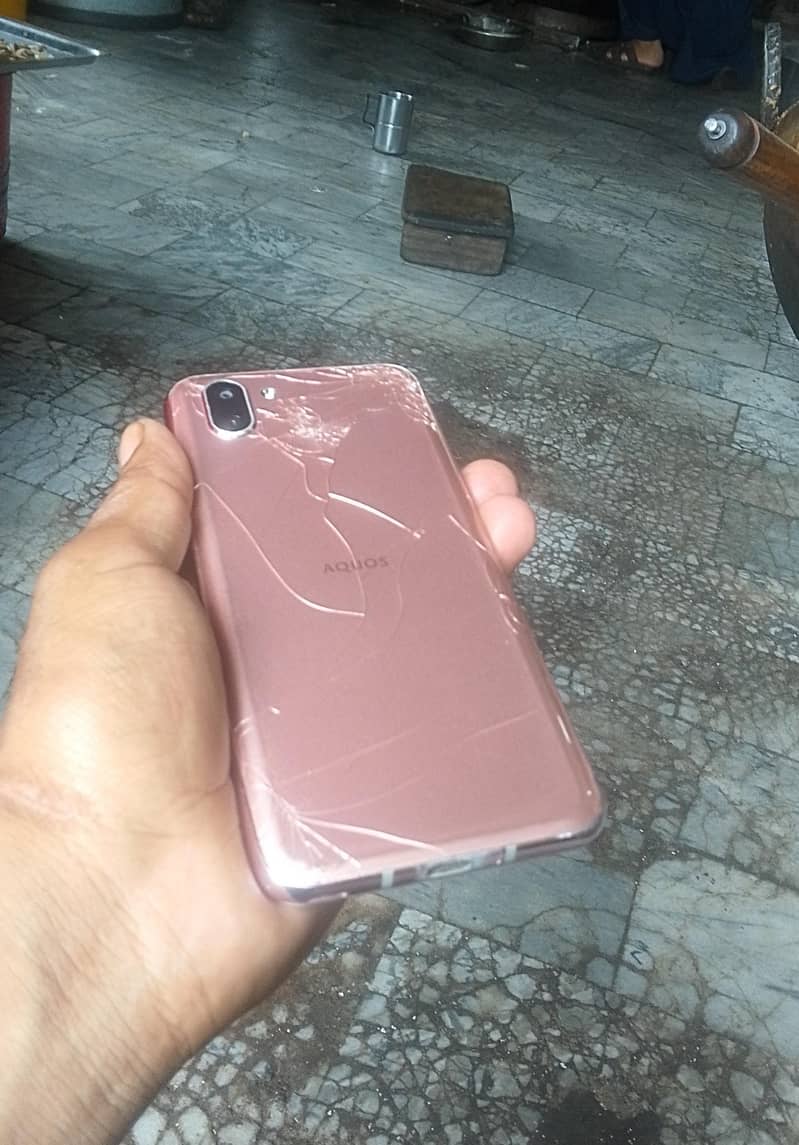 Sharp Aquos R2 back break 2
