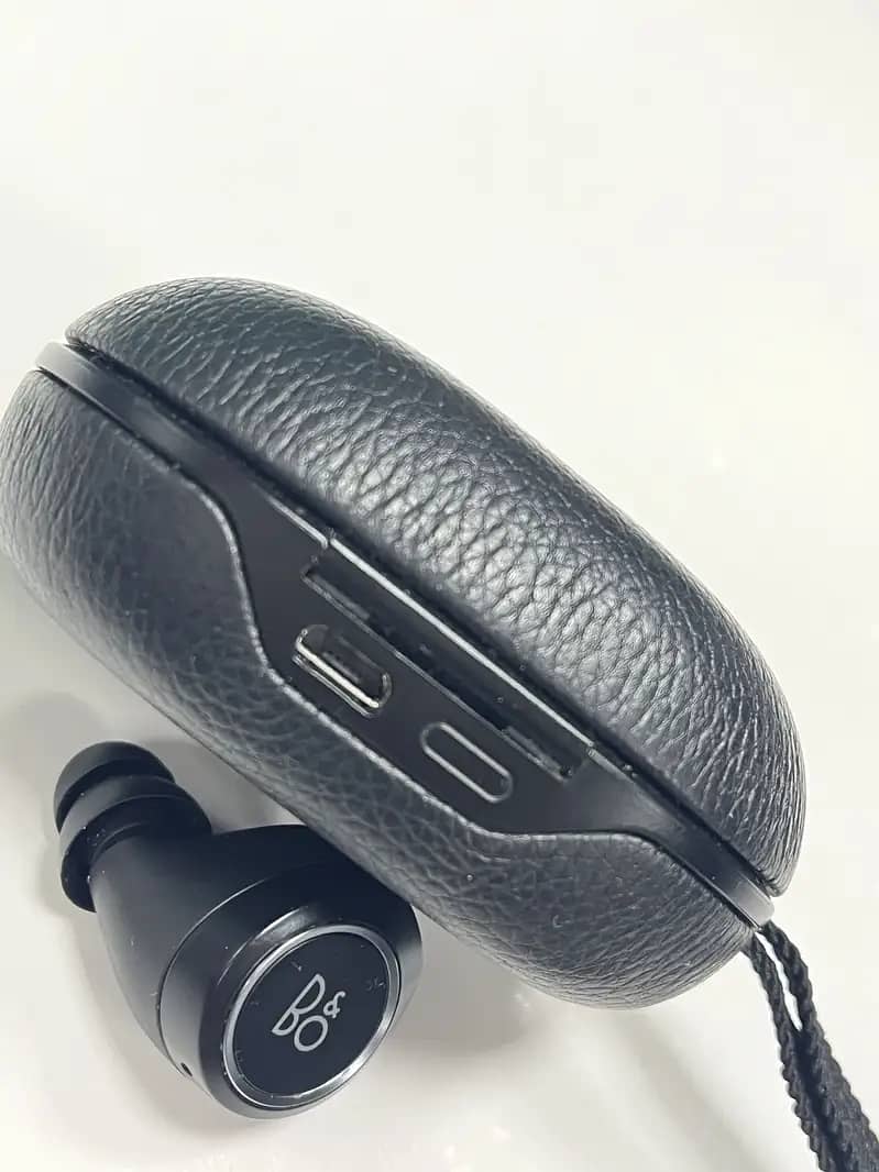 Bang & Olifsen E8 3rd generation 1
