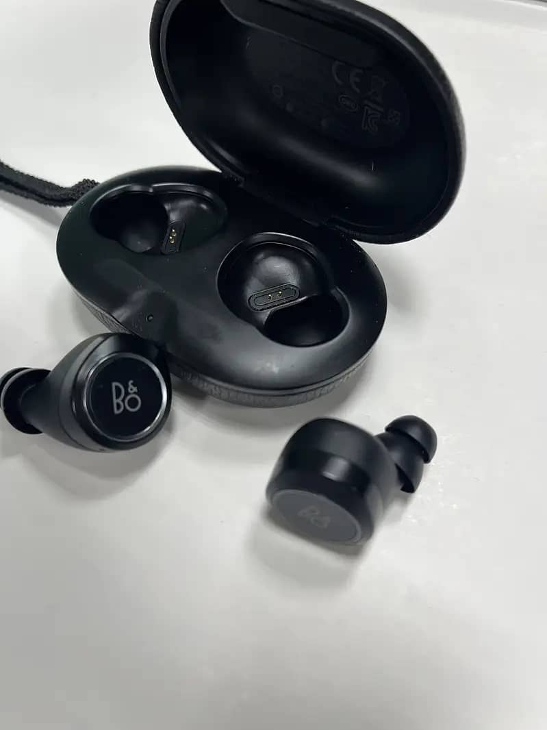Bang & Olifsen E8 3rd generation 2