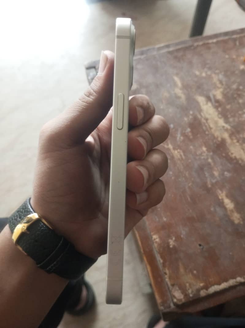 Apple iPhone 13 8