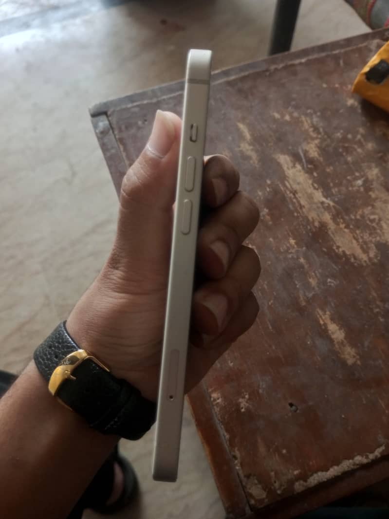 Apple iPhone 13 9
