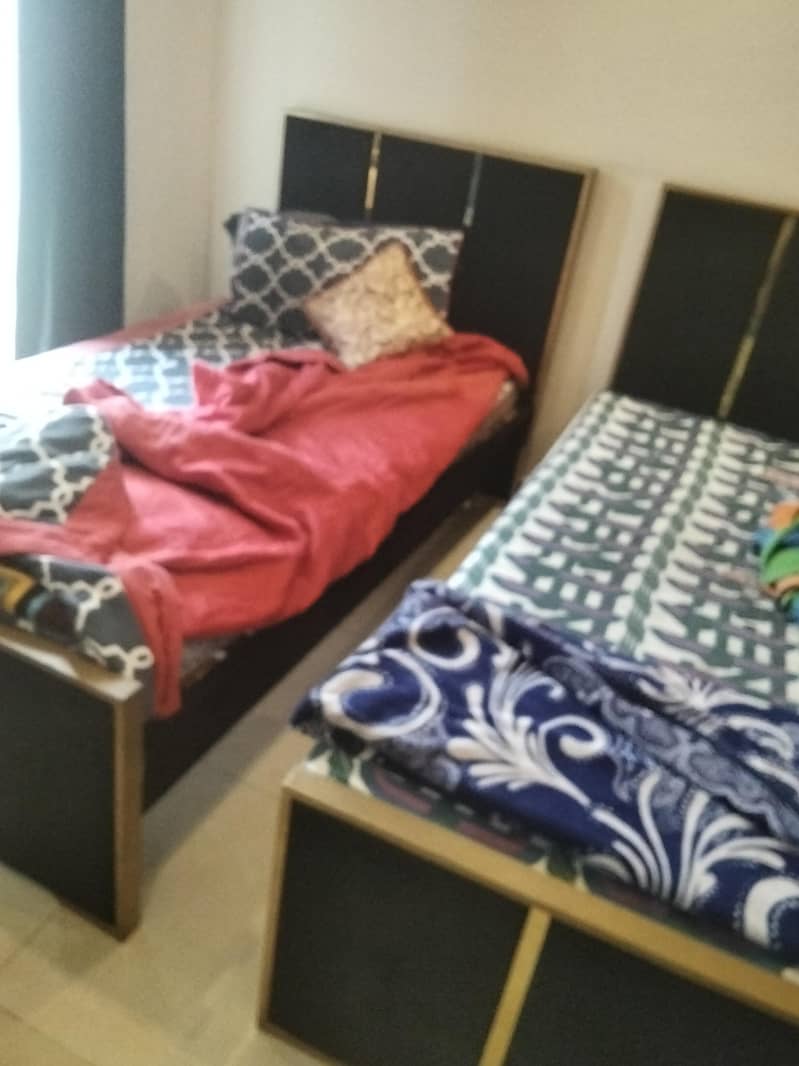 2 single bed with side table 0