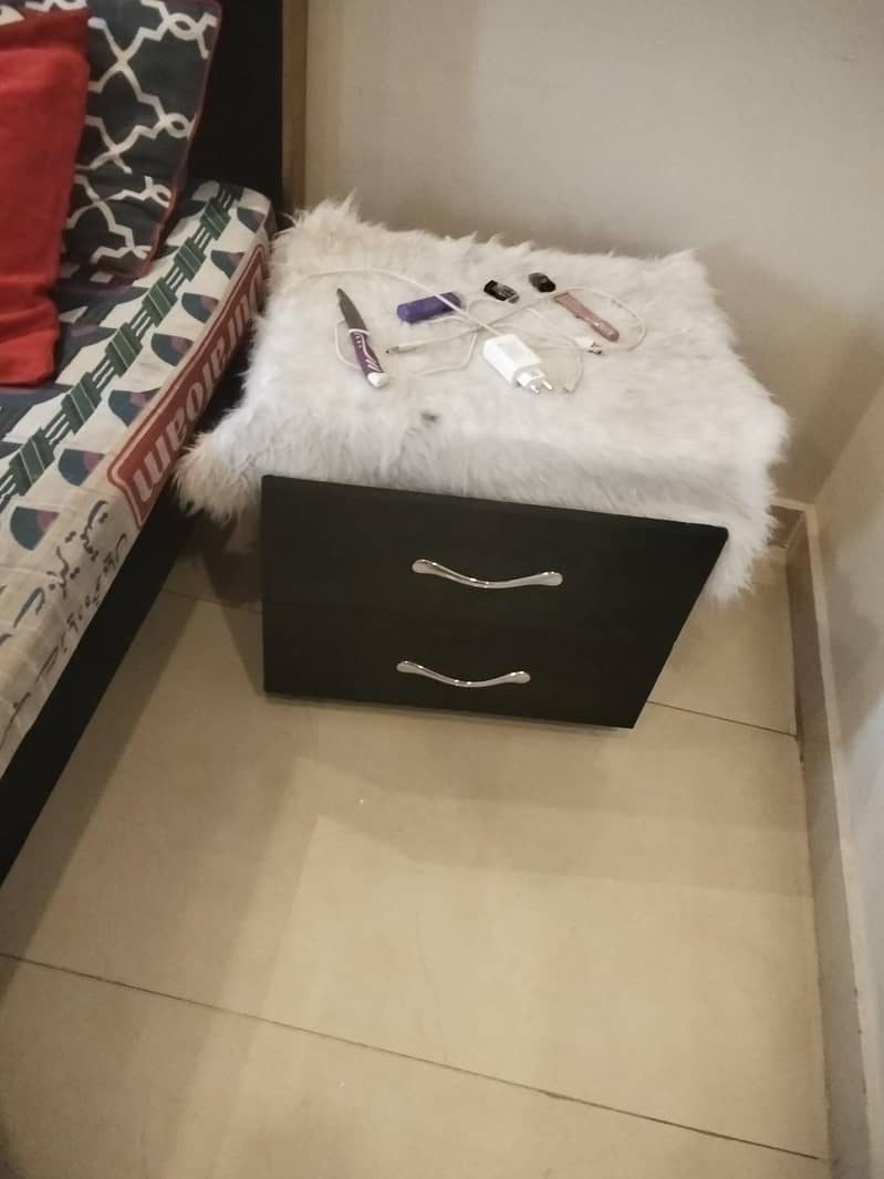 2 single bed with side table 4