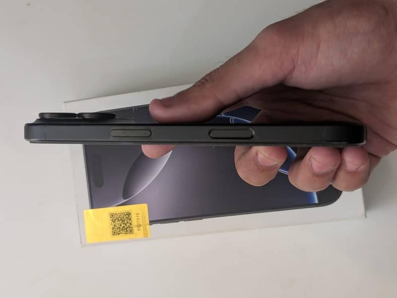 Apple iPhone 16 Pro 4
