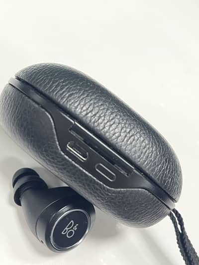 Bang & Olufsen E8 Generation 3
