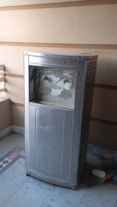 steel water cooler in working