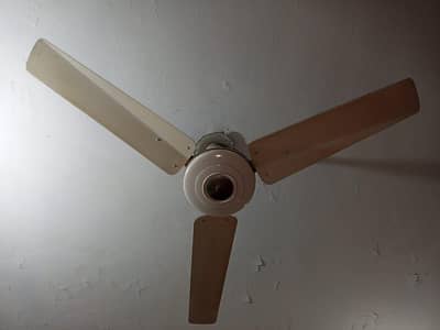 Ceiling fan in good condition 03125848299