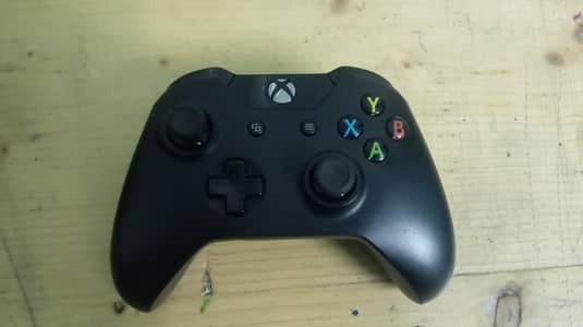 Xbox one and one s controllers