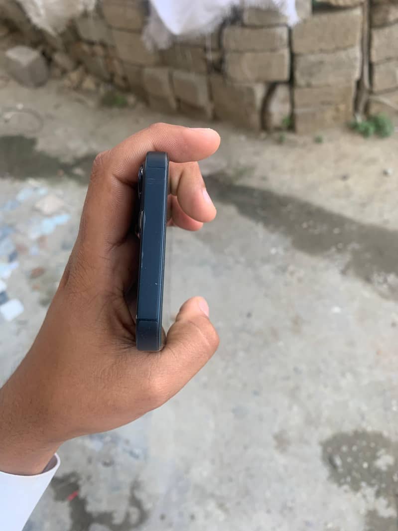 Apple iPhone 13 2