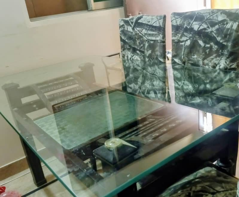 DINING TABLE 4