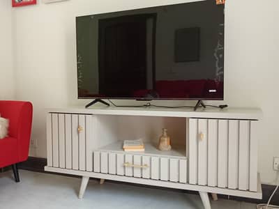 Modern TV Console / Media Unit – Excellent Condition