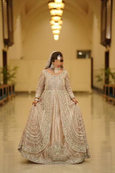 beautiful maxi in a beautiful colour with nice and detailed work