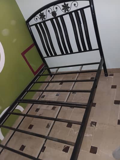 iron single bed heavy dutty achi condition me hai