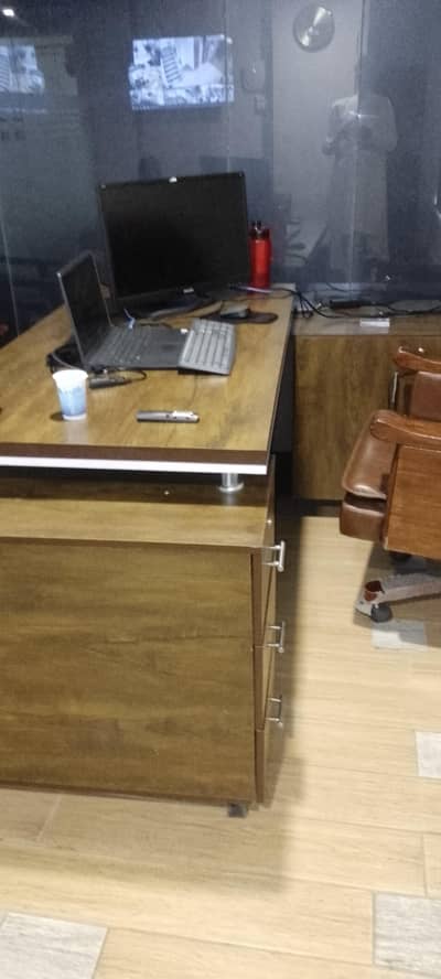 only 6 month used one executive chair and executive table