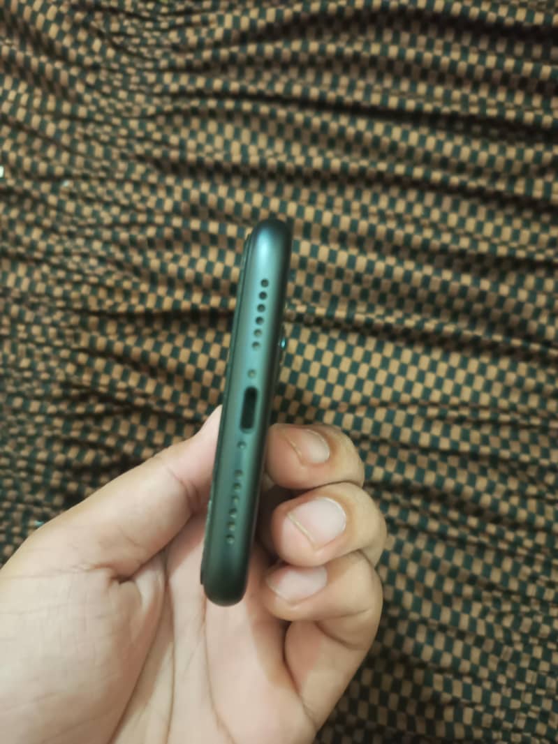 Apple iPhone 11 4