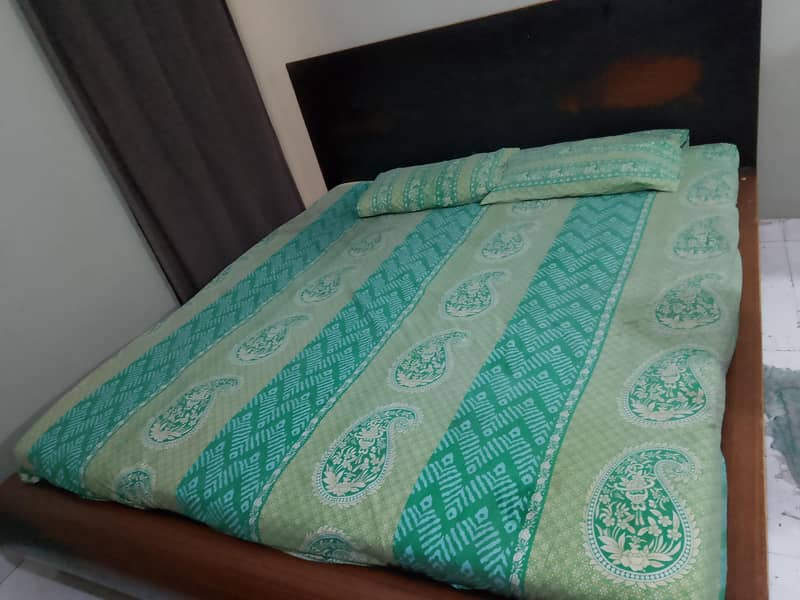 bed with dressing and devider available 0