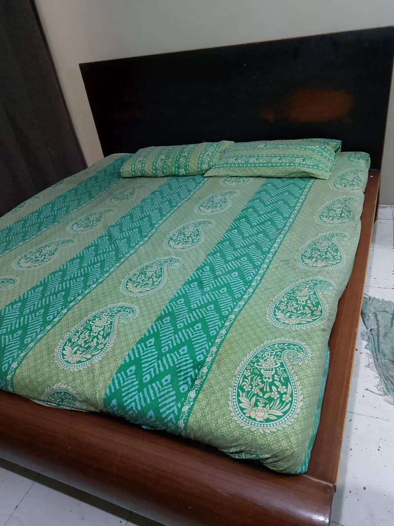bed with dressing and devider available 1