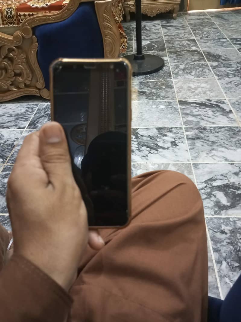 Samsung Mobile J600 3
