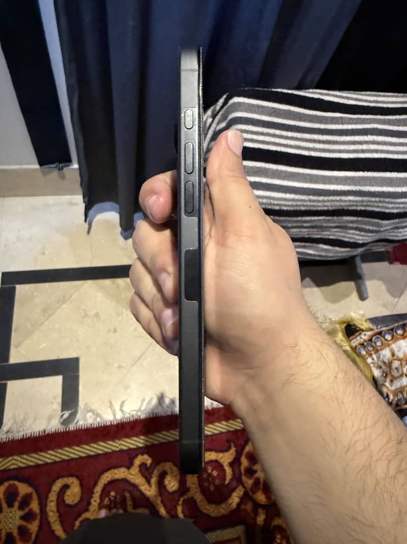 Apple iPhone 16 Pro Max 4