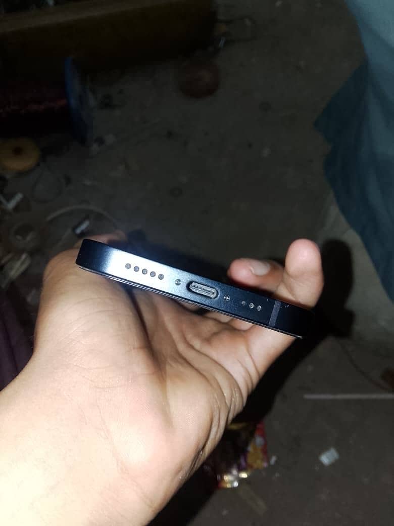 Apple iPhone 16e 0