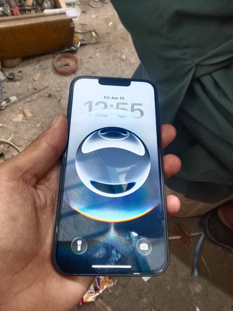 Apple iPhone 16e 1