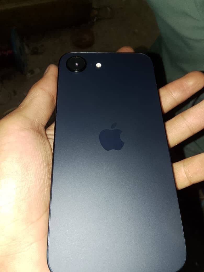 Apple iPhone 16e 2