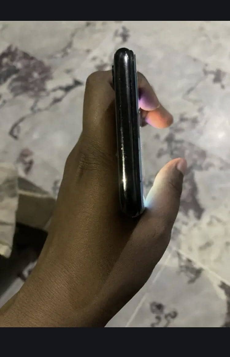 Apple iPhone X 4