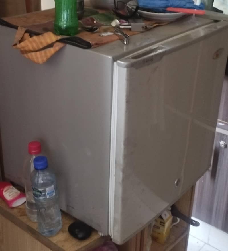 mini fridge 0