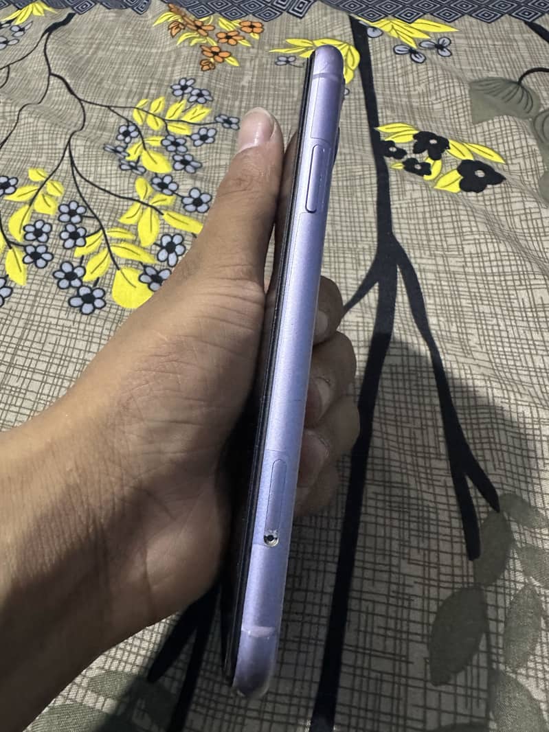 Apple iPhone 11 4