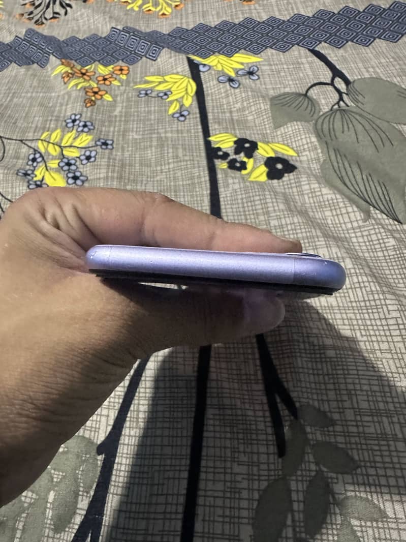 Apple iPhone 11 4