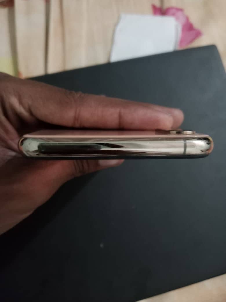 Apple iPhone XS 4