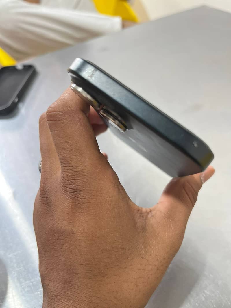 Apple iPhone 15 4