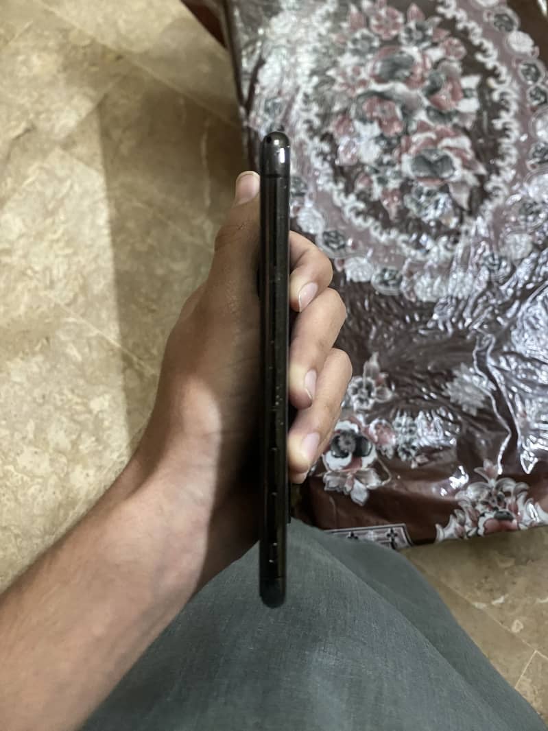 Apple iPhone X 4