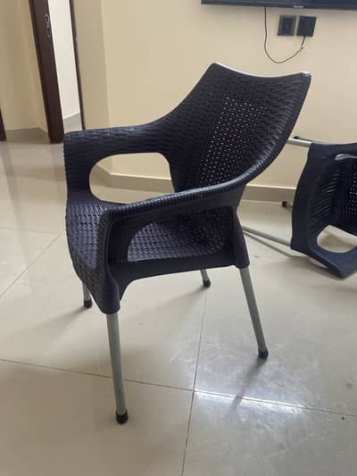 5 chairs and 1 table avail for sale, new in condition,,