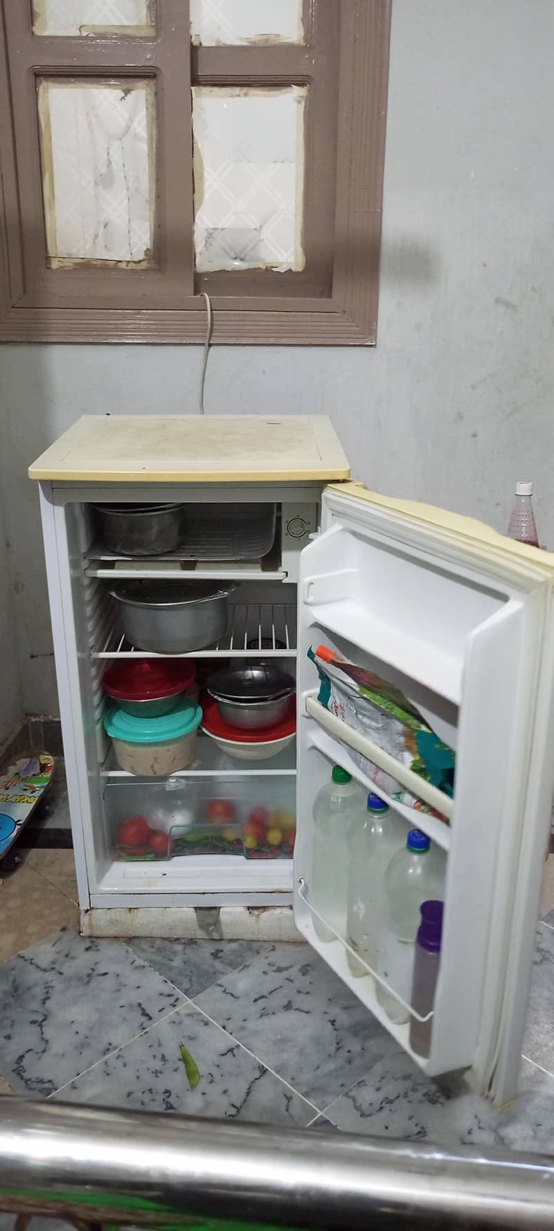 Mini fridge 0