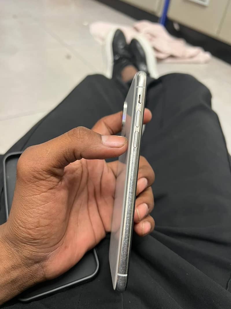 Apple iPhone X 4
