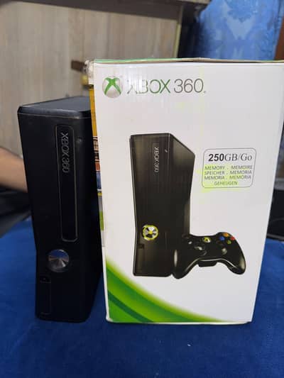 XBOX 360 WITH ORIGINAL WIRELESS CONTROLLERS| WITH 220 GAMES