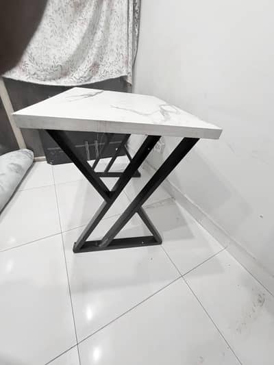 Office tables available in reasonable price