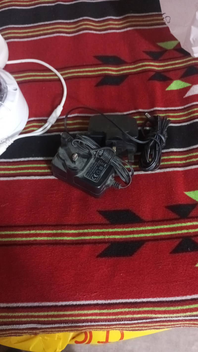 یہ اچھی حالت میں 4 کیمرہ ایک ڈی وی آر ہے۔ 0