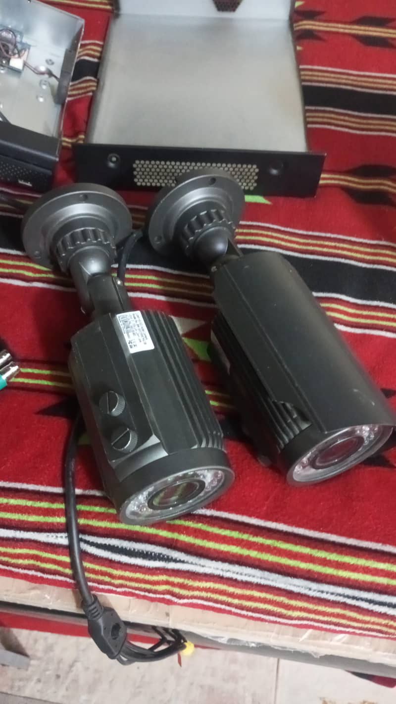 یہ اچھی حالت میں 4 کیمرہ ایک ڈی وی آر ہے۔ 2