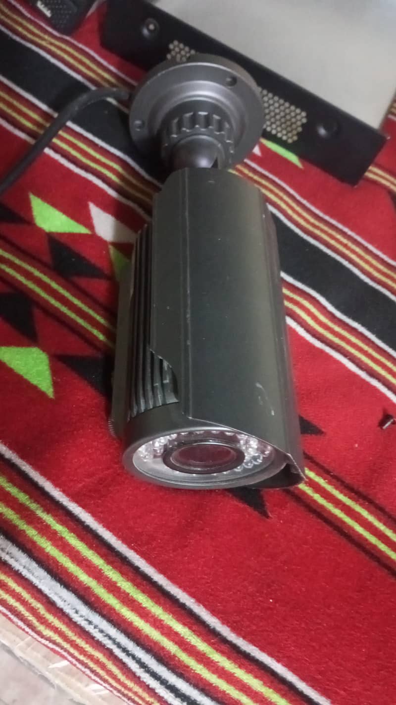 یہ اچھی حالت میں 4 کیمرہ ایک ڈی وی آر ہے۔ 3