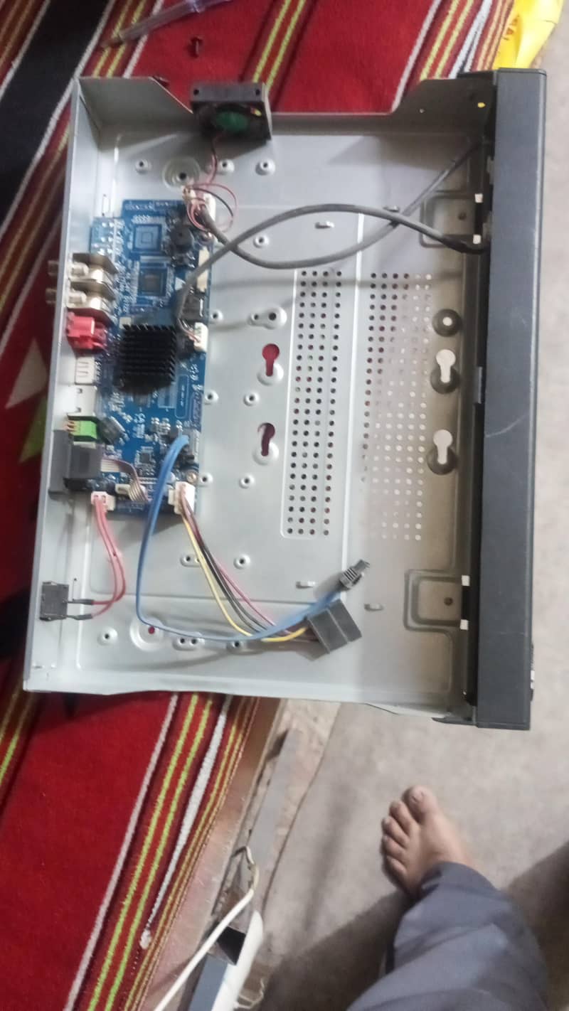 یہ اچھی حالت میں 4 کیمرہ ایک ڈی وی آر ہے۔ 8