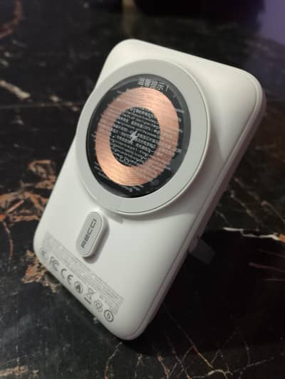 recci 20W wireless power bank