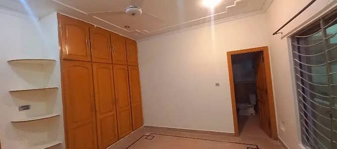 G 13 14 Marla House Upar Potion AVailable For RENT