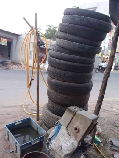 Tyre puncher k Lia karigar kh zarurat hy
