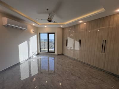 Luxury 2 Bed with lake views | Gated Community