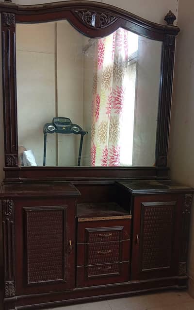 dressing table good condition