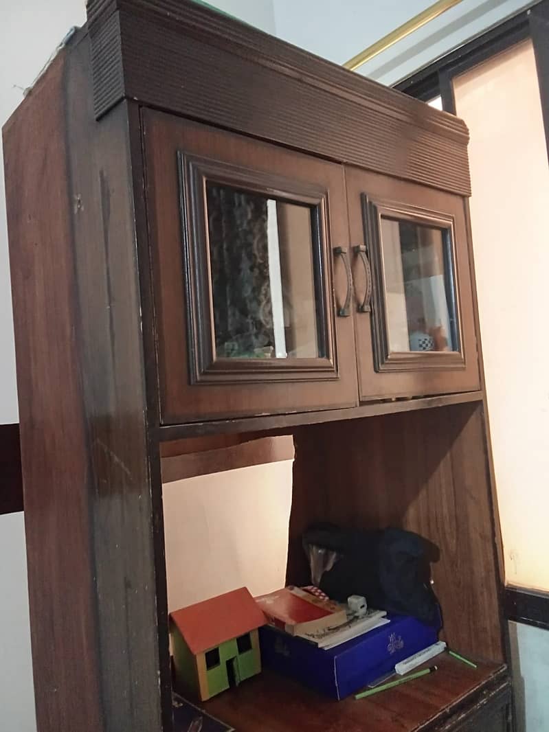 Divider and table 0