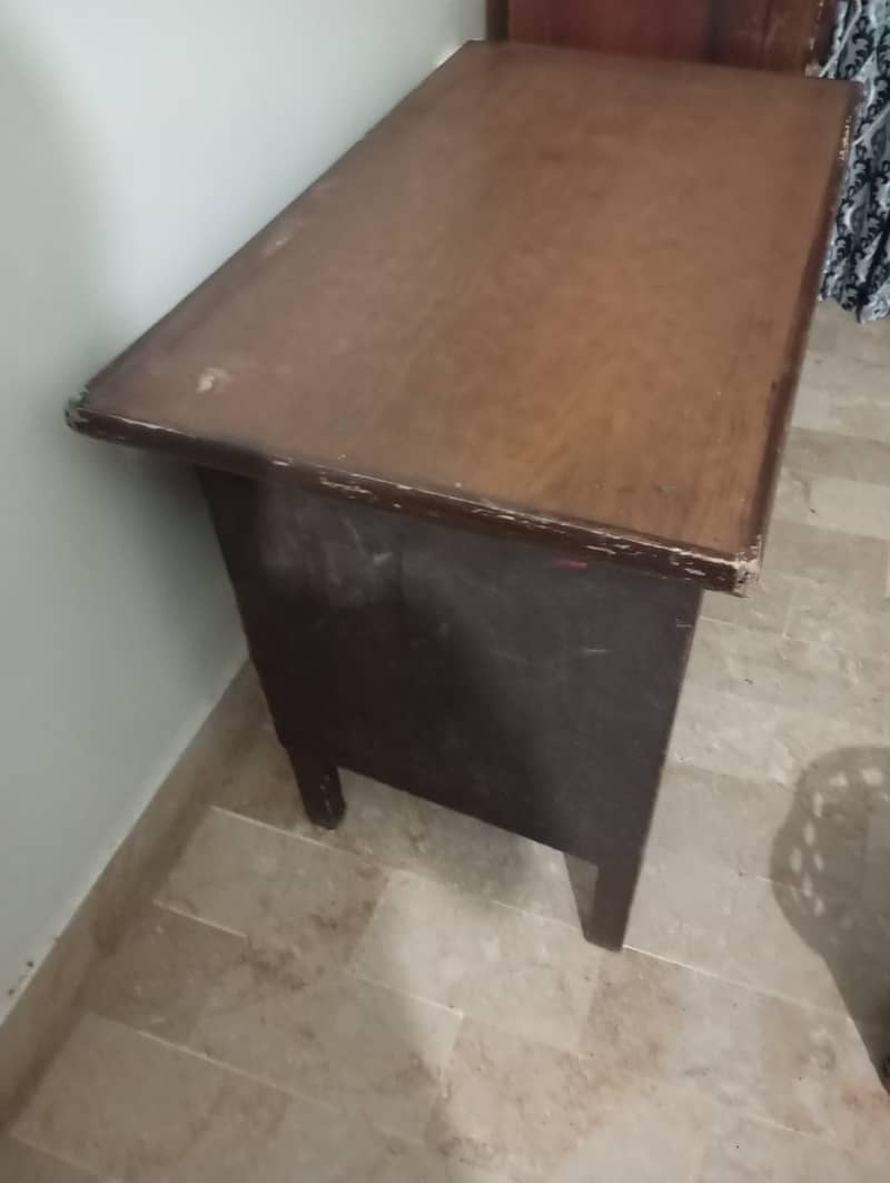 Divider and table 4